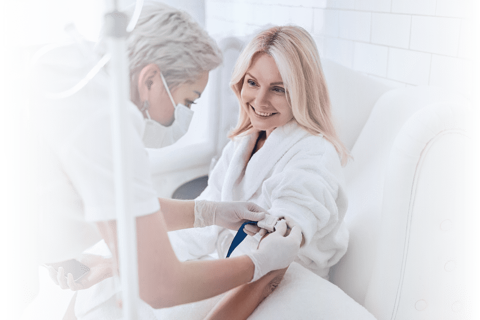 mujer recibiendo sueroterapia